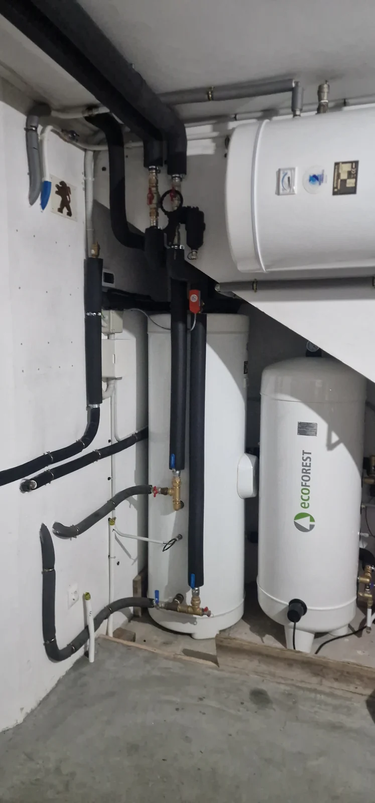 Sala técnica de la instalación de aerotermia en Cotobade