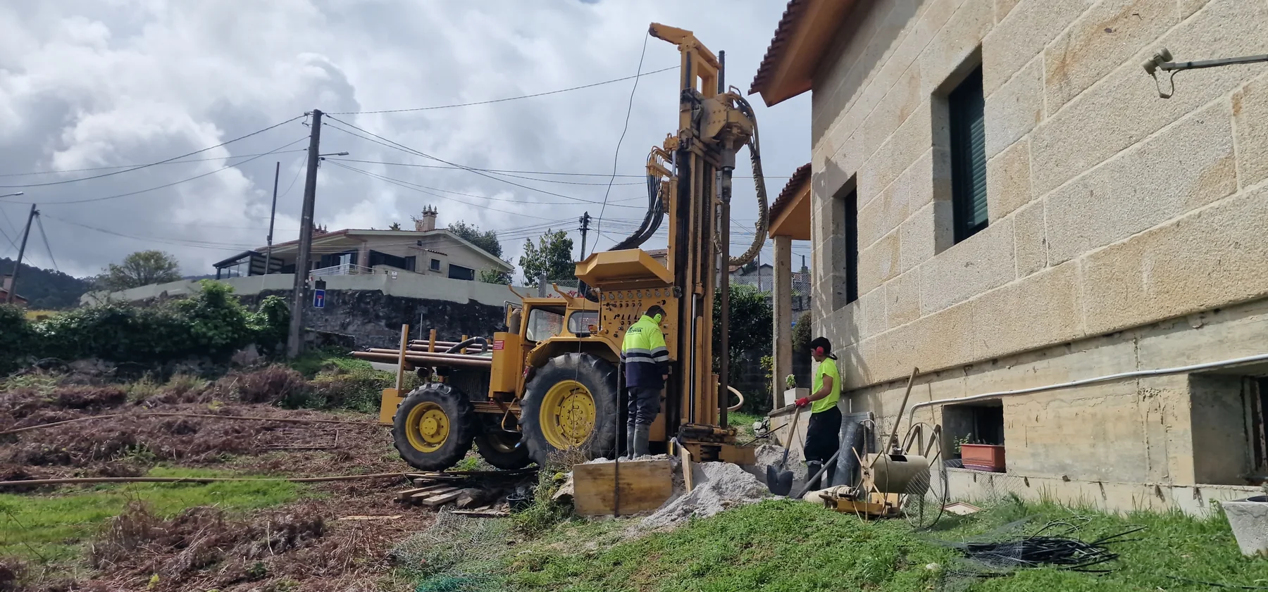 Perforación junto a la vivienda para ejecutar la captación geotérmica vertical