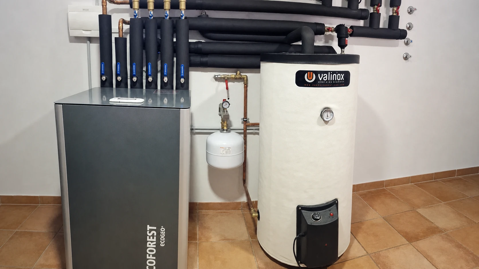 Sala técnica terminada con bomba de calor geotérmica Ecoforest ecoGEO+ R290 en Baiña